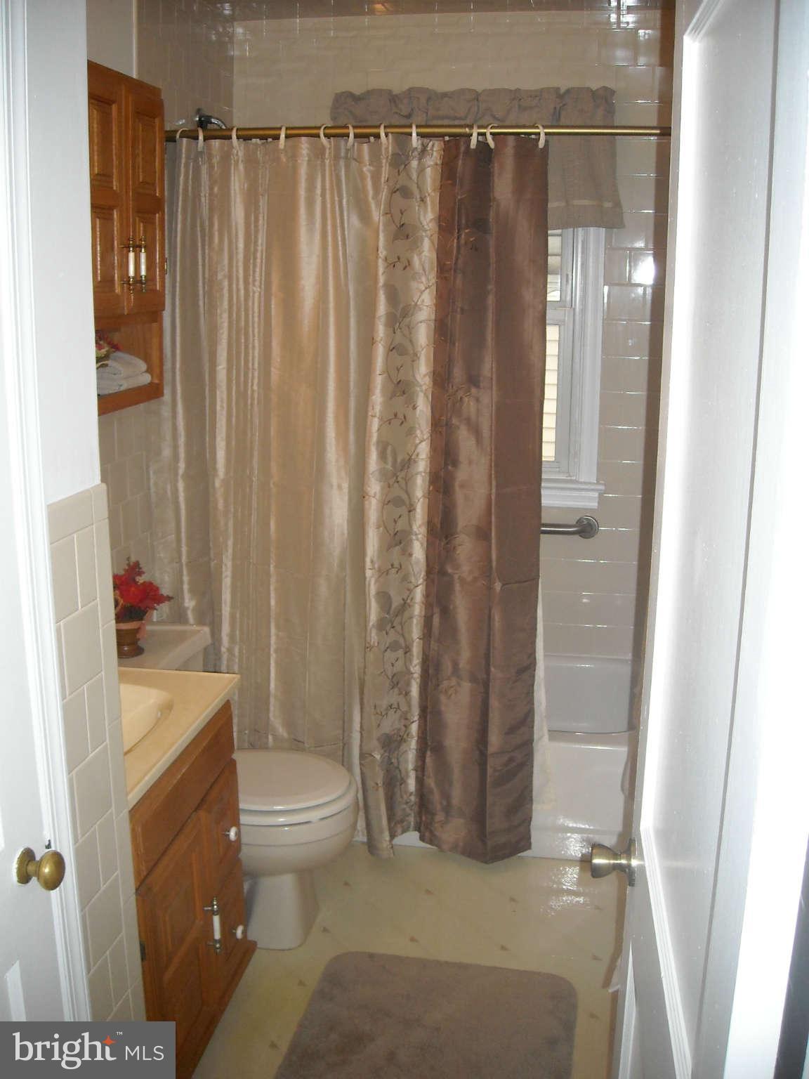 823 South Woodlynn Road Baltimore, MD 21221 - Photo 18 of 23 Bath