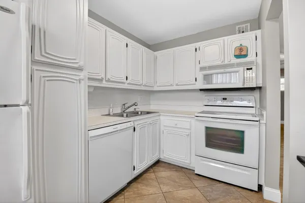 $1,800 | 18 Colonial Club Drive, Unit 203, Boynton Beach, FL 33435
