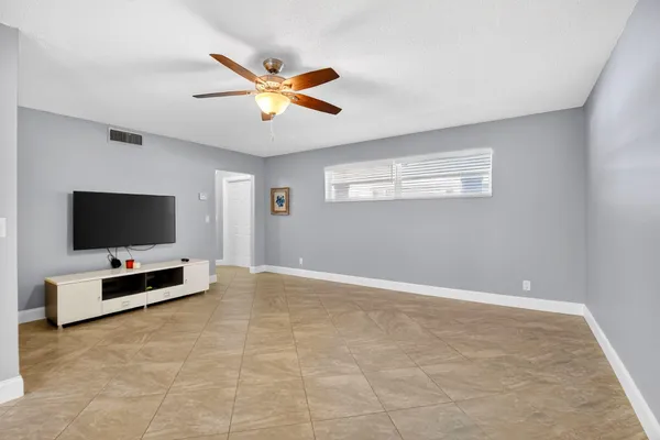 $1,800 | 18 Colonial Club Drive, Unit 203, Boynton Beach, FL 33435