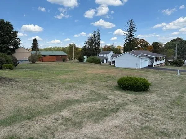 a view of a house with backyard and entertaining space