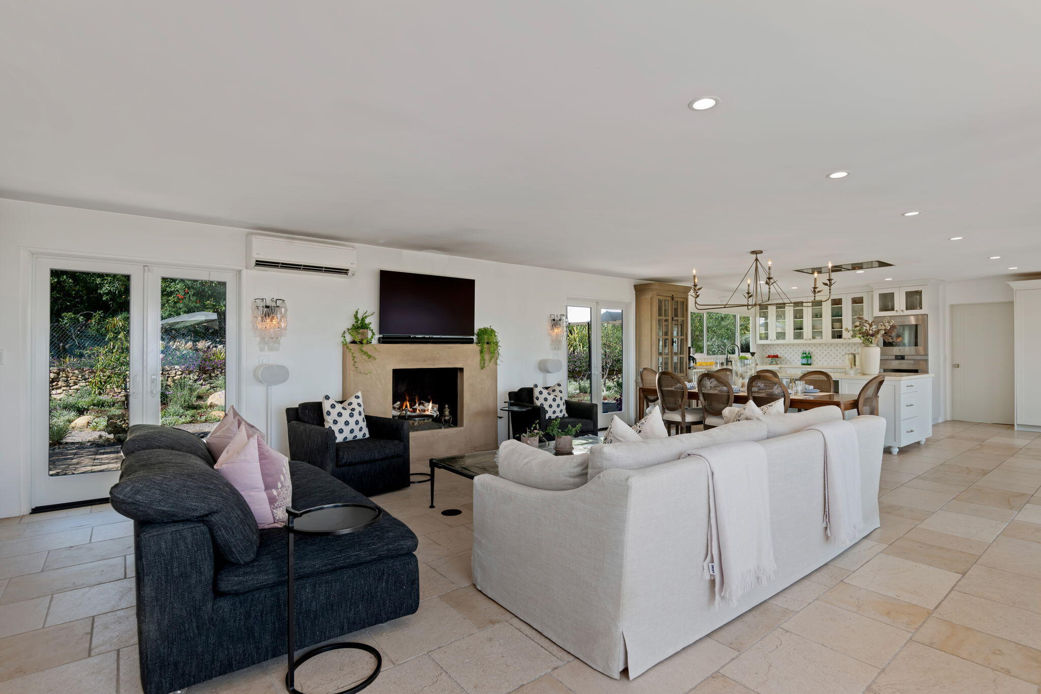 1144 Arbolado Road Santa Barbara, CA 93103 - Photo 16 of 40 14-Living Room