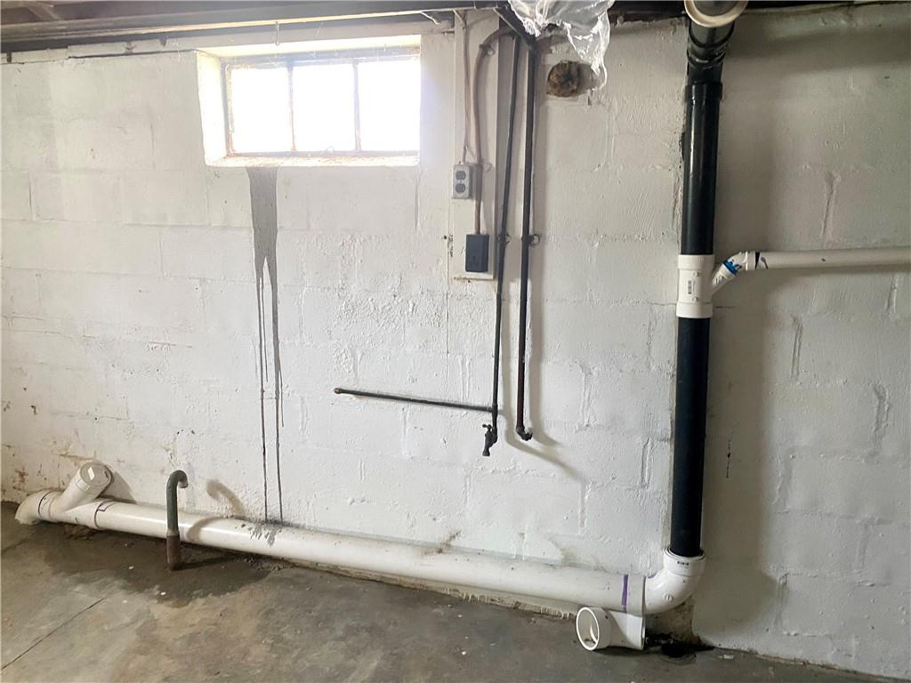 671 Washington Street Indiana, PA 15701 - Photo 10 of 20 a bathroom with a tub