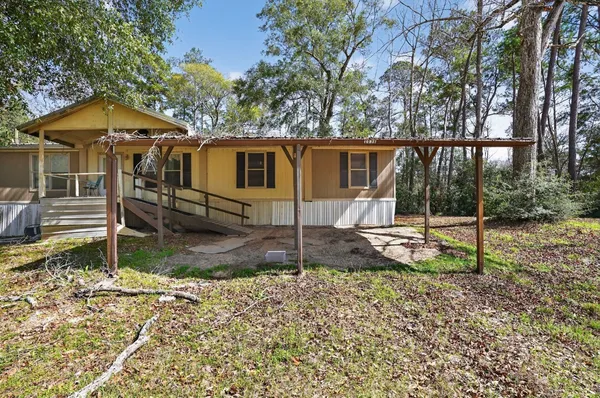 a view of a house with backyard