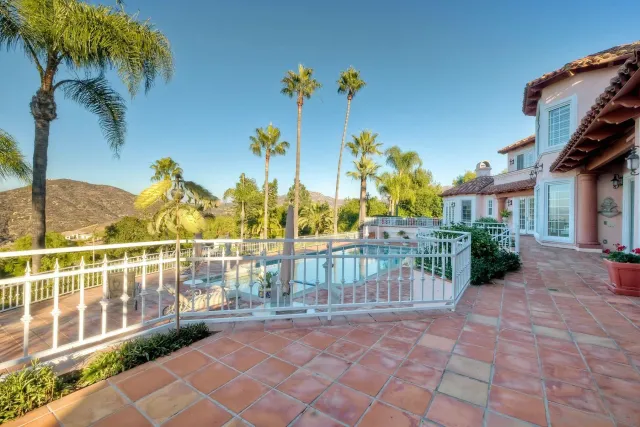 a view of a fountain with a backyard