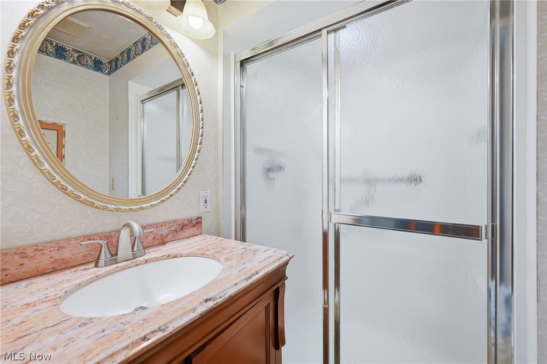 4599 Tippecanoe Road Youngstown, OH 44511 - Photo 31 of 47 First floor full bathroom