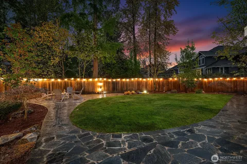 a view of yard with green space