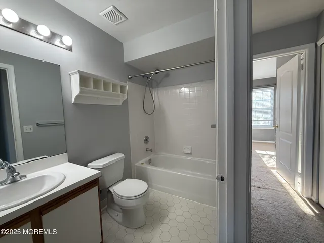 $3,200 | 52 Aberdare Court, Unit 4, Freehold, NJ 07728