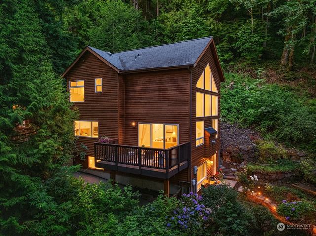 a view of a house with backyard and garden