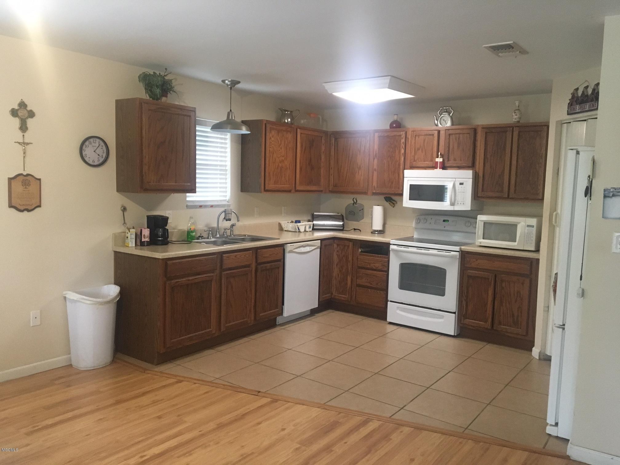 16216 Quave Road Biloxi, MS 39532 - Photo 10 of 15 IMG_2601