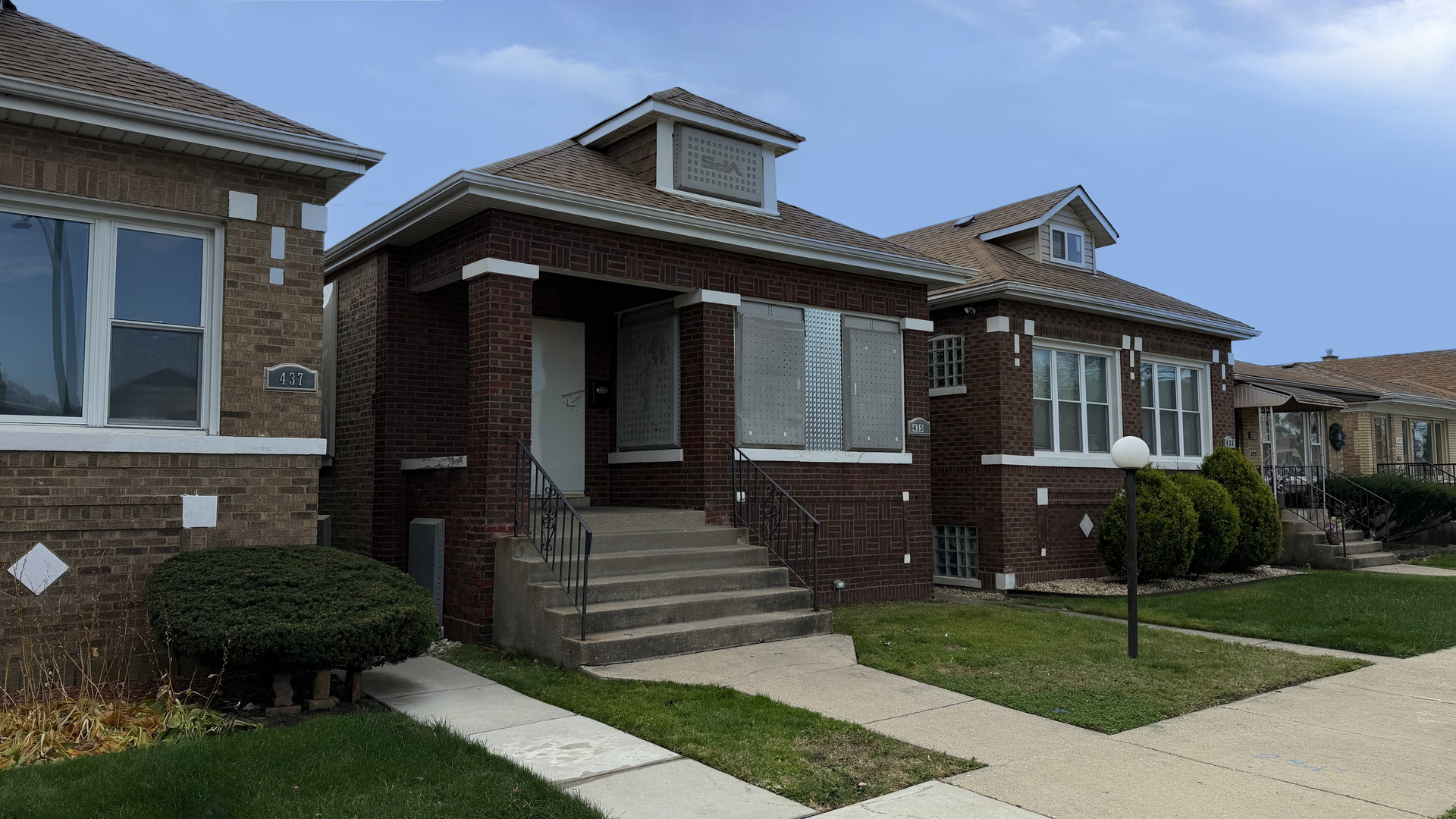 435 East 88th Place Chicago, IL 60619 - Photo 3 of 21 a front view of a house with garden