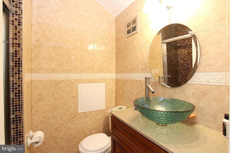 2105 Ross Road Silver Spring, MD 20910 - Photo 16 of 30 Bath (Master)