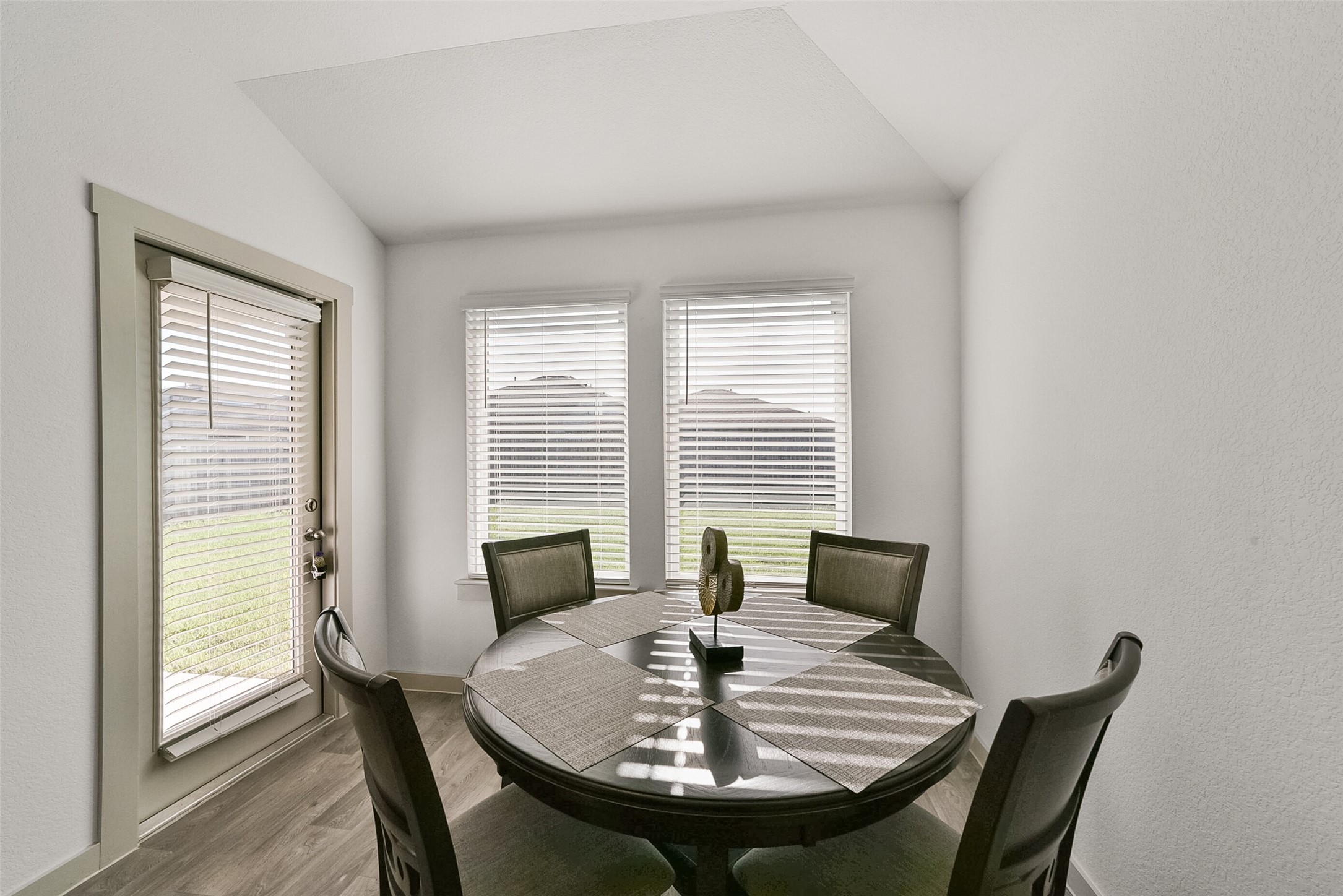7834 Golden Rubia Lane Rosharon, TX 77583 - Photo 13 of 28 Dining area