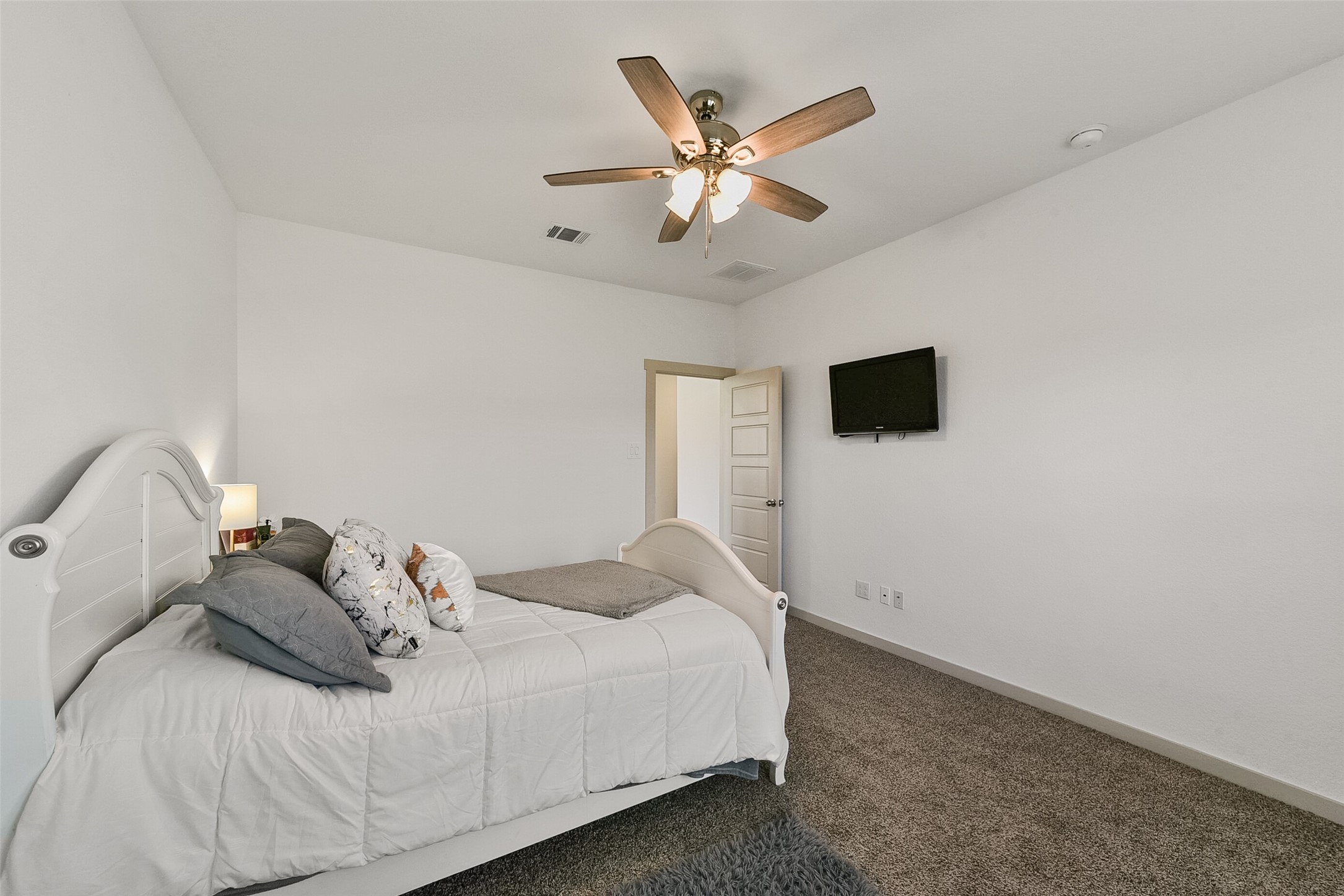 7834 Golden Rubia Lane Rosharon, TX 77583 - Photo 14 of 28 Primary bedroom