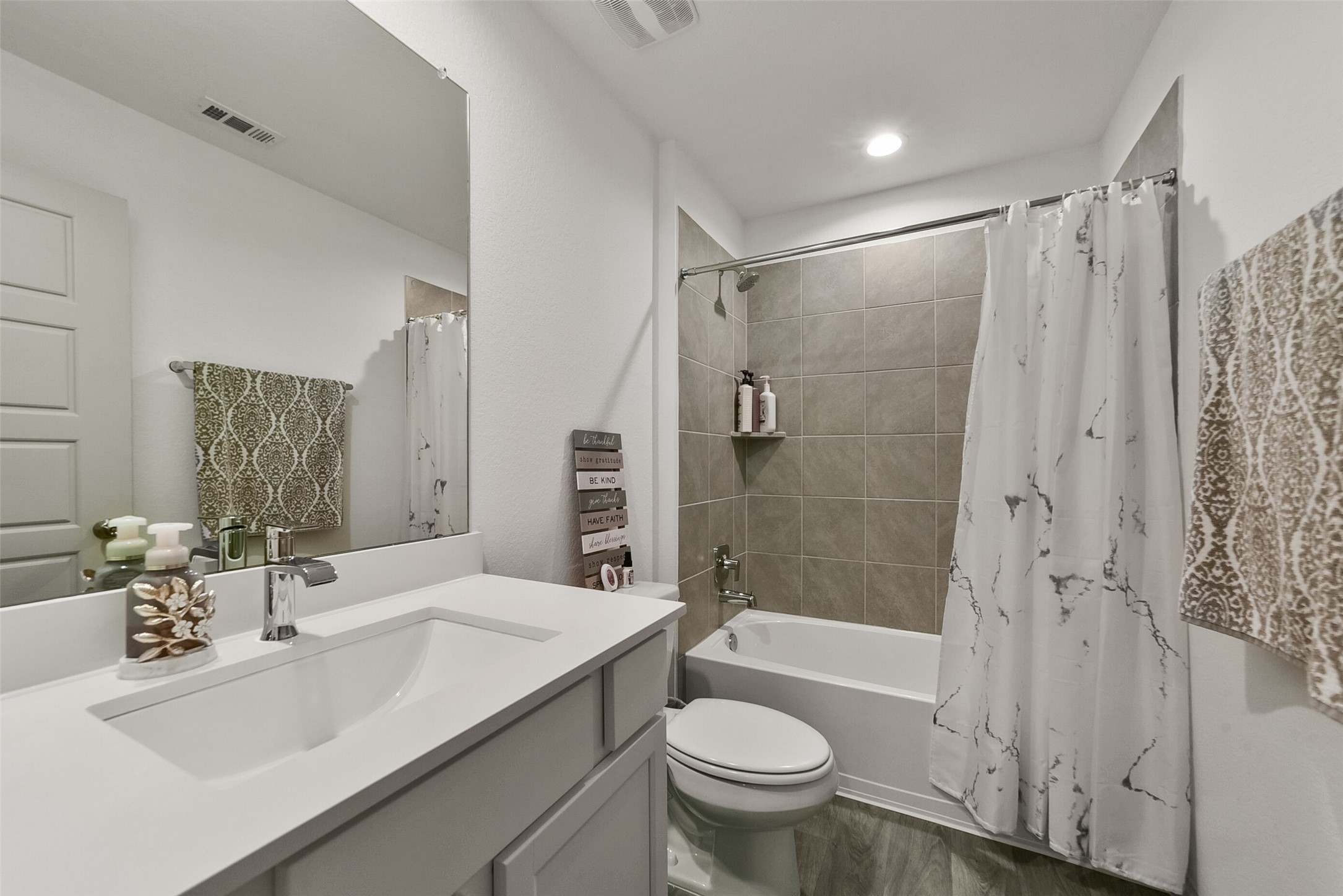 7834 Golden Rubia Lane Rosharon, TX 77583 - Photo 23 of 28 Second full bathroom