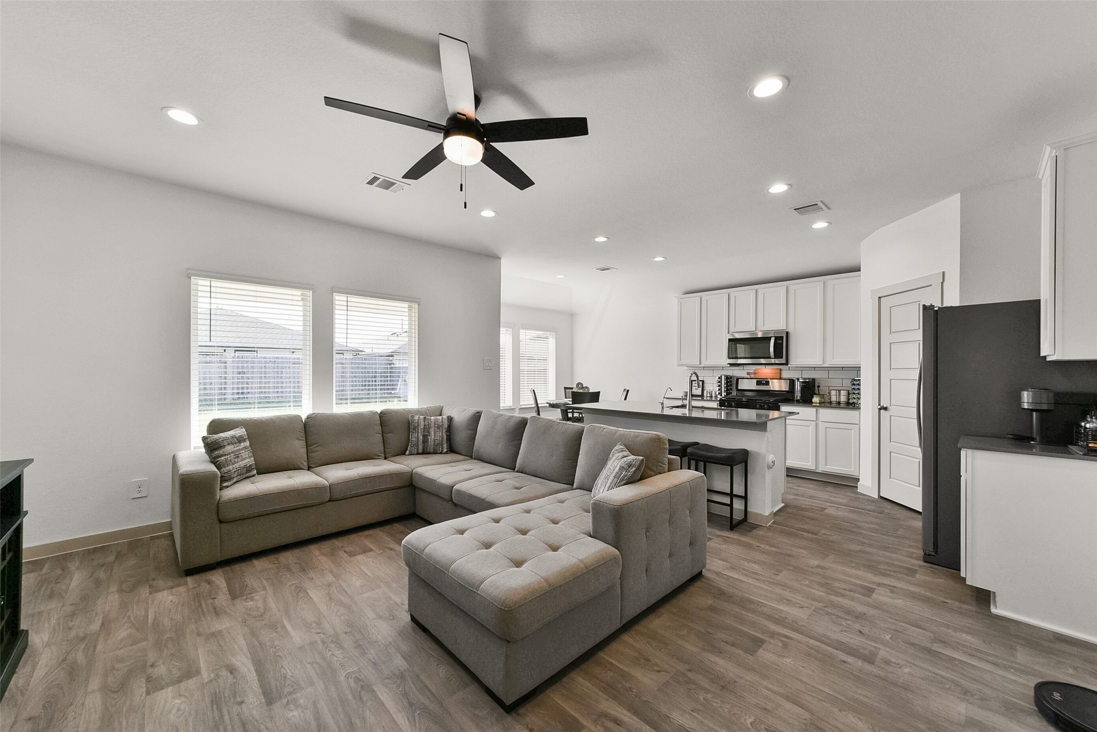 7834 Golden Rubia Lane Rosharon, TX 77583 - Photo 4 of 28 Spacious living room