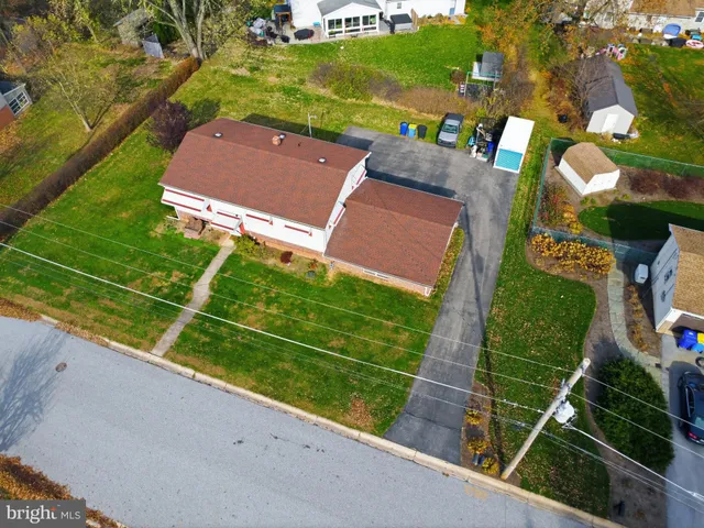 a black and white photo of a living room
