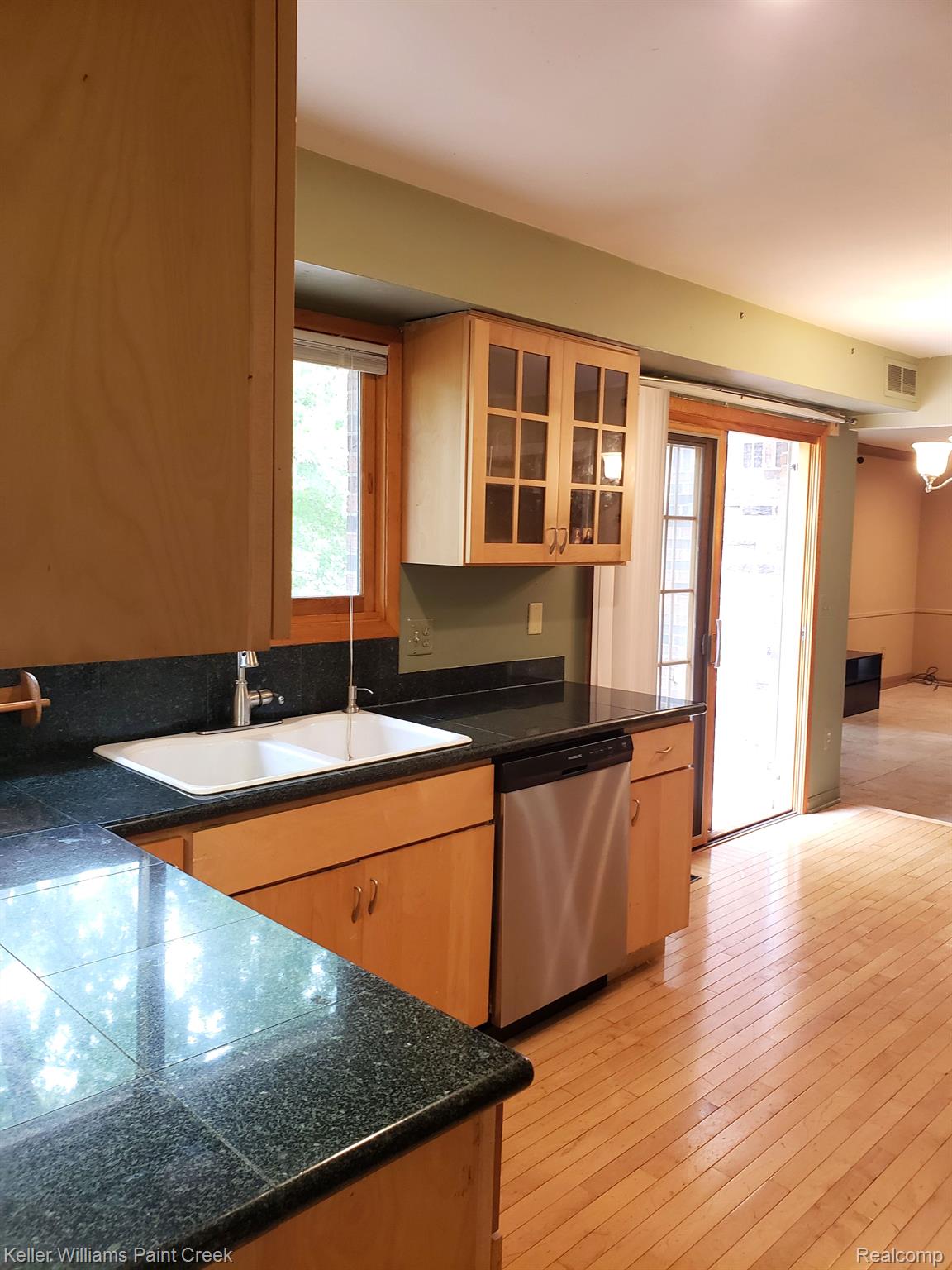 660 Baker Street Rochester, MI 48307 - Photo 15 of 43 Gallery Image 15