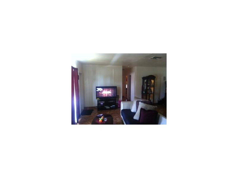 240 Northeast 27th Street Pompano Beach, FL 33064 - Photo 12 of 17 Living Room