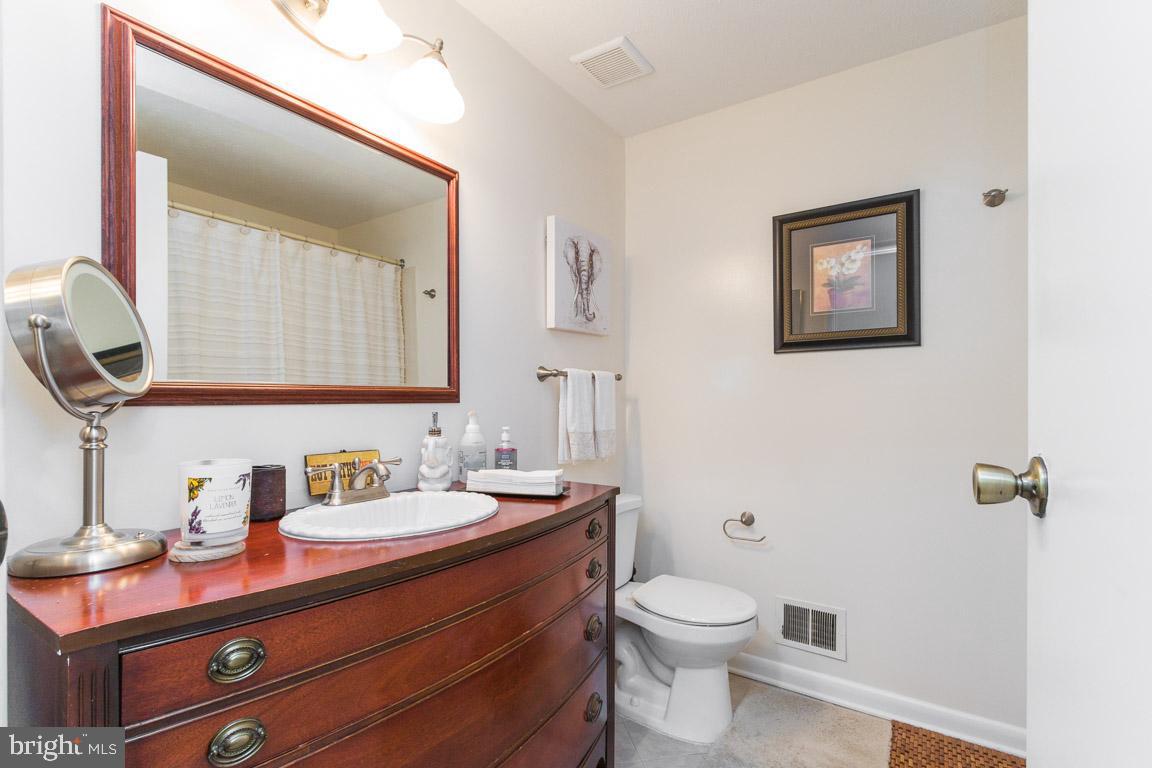 8058 Athena Street Springfield, VA 22153 - Photo 13 of 29 Upper level Hallway Bath