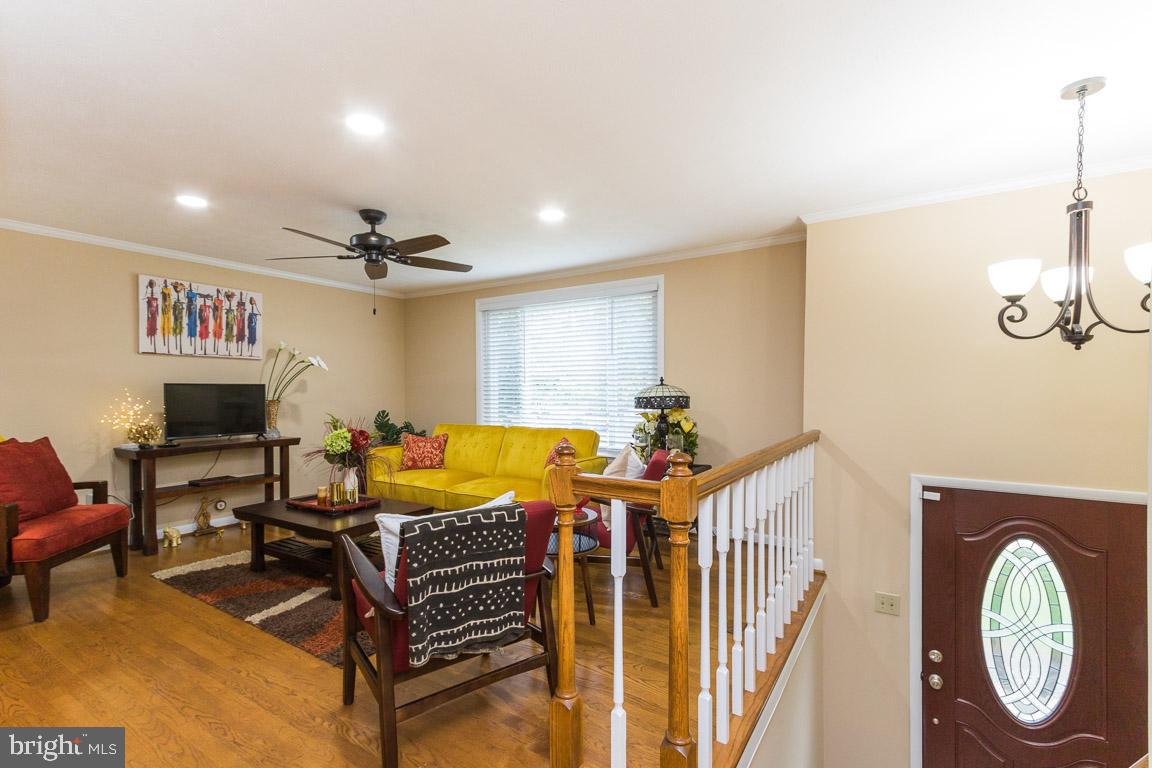 8058 Athena Street Springfield, VA 22153 - Photo 3 of 29 Livingroom