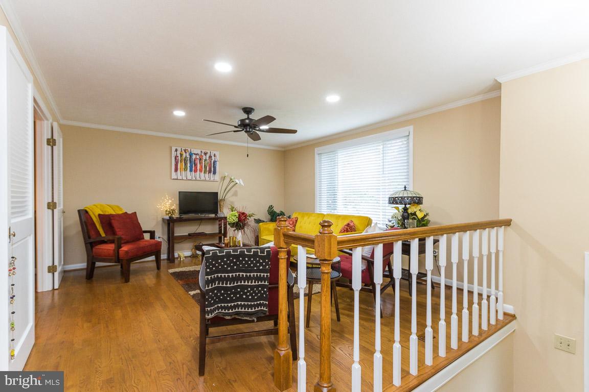 8058 Athena Street Springfield, VA 22153 - Photo 4 of 29 Livingroom