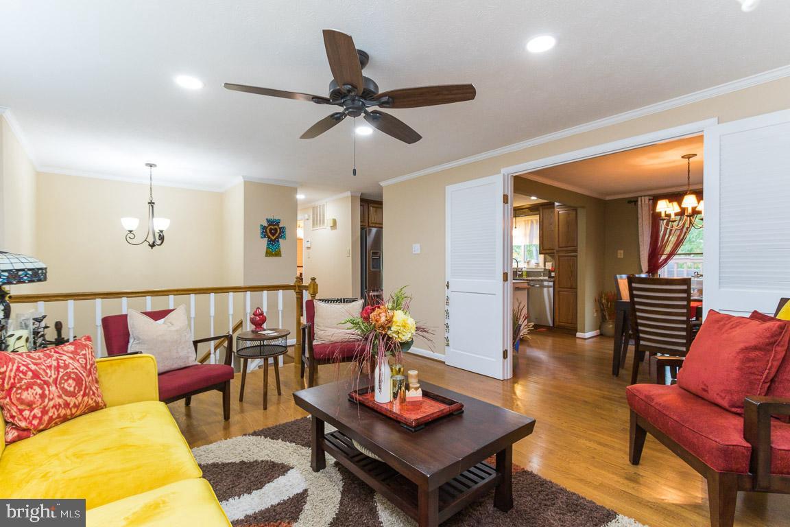 8058 Athena Street Springfield, VA 22153 - Photo 5 of 29 Livingroom