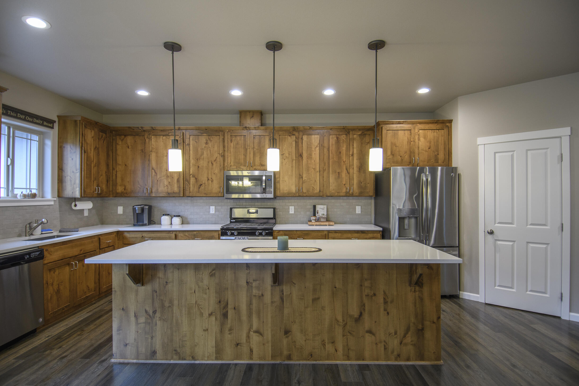 2745 Southwest 32nd Street Redmond, OR 97756 - Photo 15 of 28 Kitchen with pantry