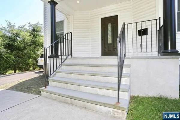 $999,000 | 27 West Street, Closter, NJ 07624