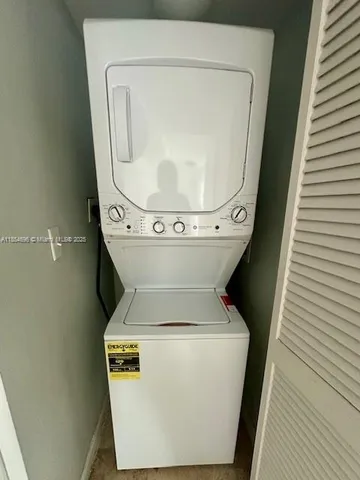 $3,000 | 7600 Collins Avenue, Unit 608, Miami Beach, FL 33141