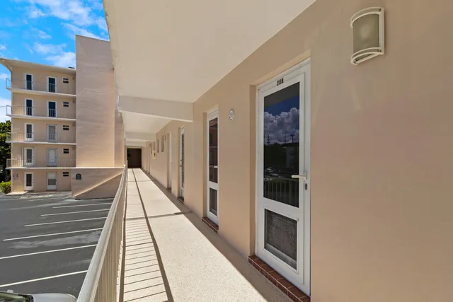 $250,000 | 1481 South Ocean Boulevard, Unit 208E, Lauderdale-by-the-Sea, FL 33062