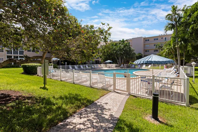 $250,000 | 1481 South Ocean Boulevard, Unit 208E, Lauderdale-by-the-Sea, FL 33062