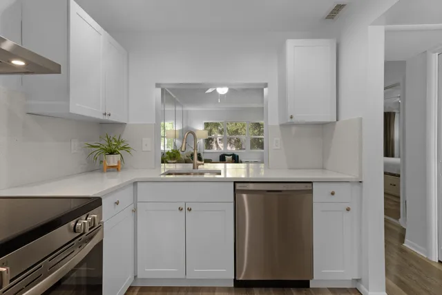 $250,000 | 1481 South Ocean Boulevard, Unit 208E, Lauderdale-by-the-Sea, FL 33062