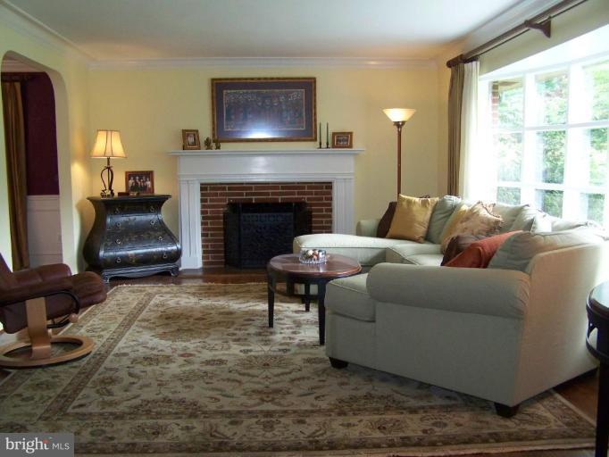 220 Charmuth Road Lutherville-Timonium, MD 21093 - Photo 2 of 18 Living Room
