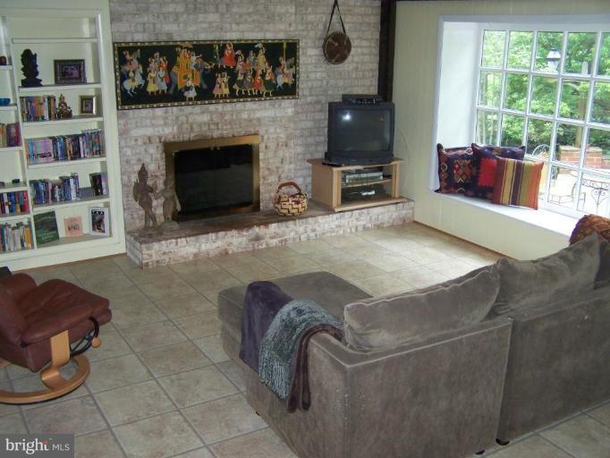 220 Charmuth Road Lutherville-Timonium, MD 21093 - Photo 4 of 18 Family Room