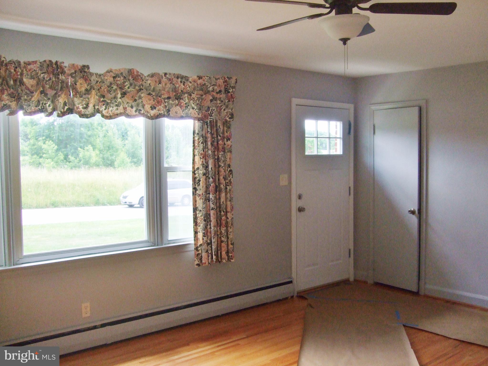 504 Poole Road Westminster, MD 21157 - Photo 6 of 26 Living Room