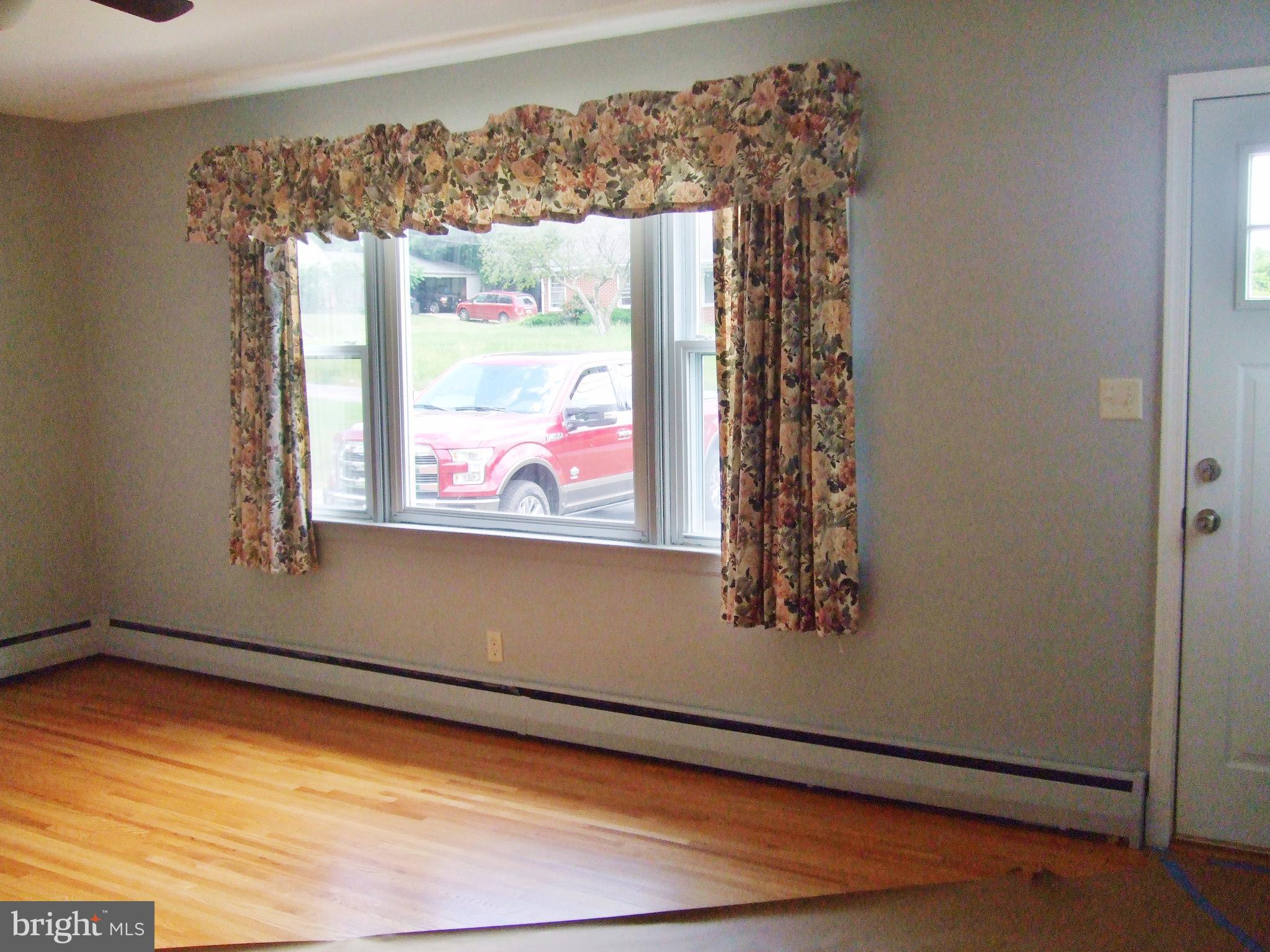 504 Poole Road Westminster, MD 21157 - Photo 8 of 26 Living Room