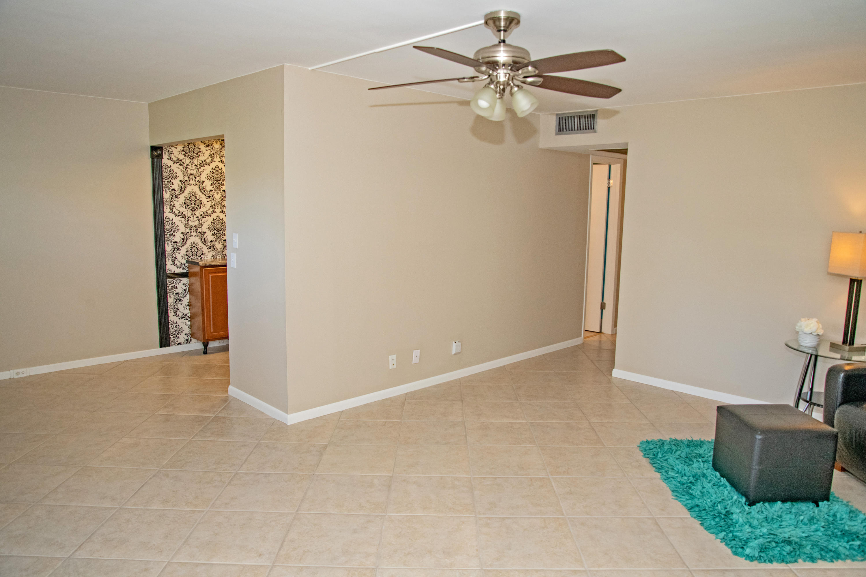 86 Brighton Drive, Unit C86 Boca Raton, FL 33434 - Photo 4 of 39 Living/ Dining
