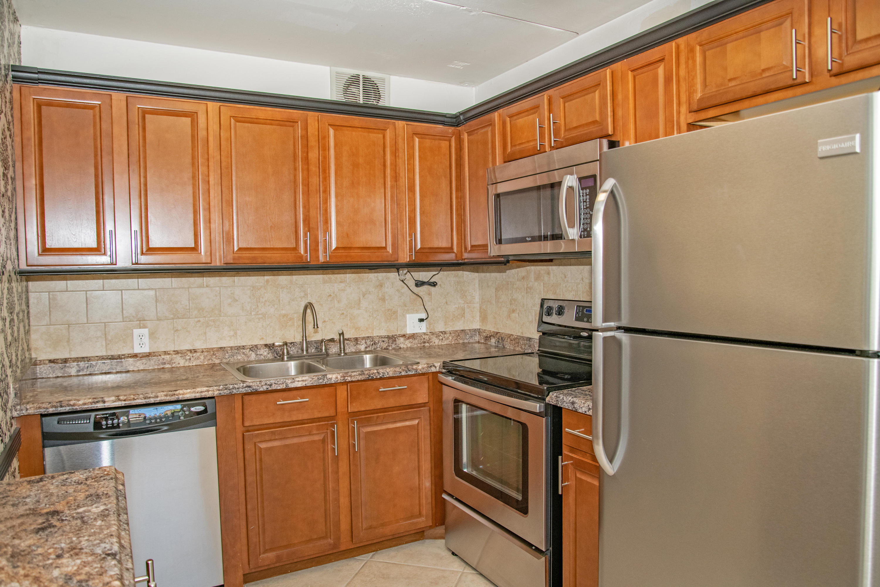 86 Brighton Drive, Unit C86 Boca Raton, FL 33434 - Photo 8 of 39 Kitchen