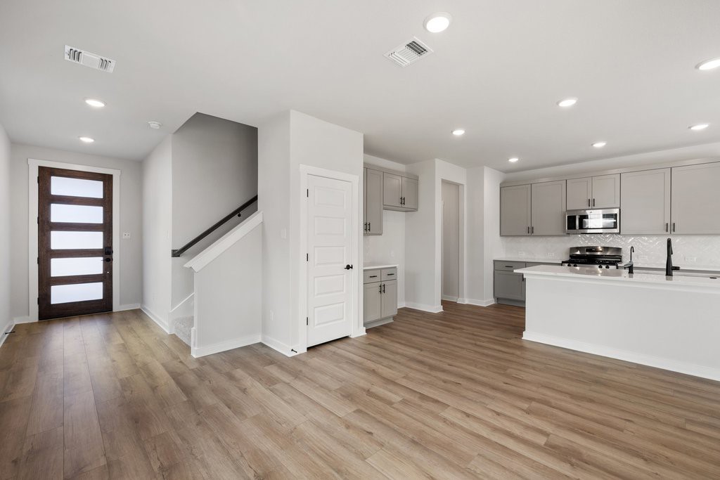 115 Verra Way Georgetown, TX 78626 - Photo 3 of 32