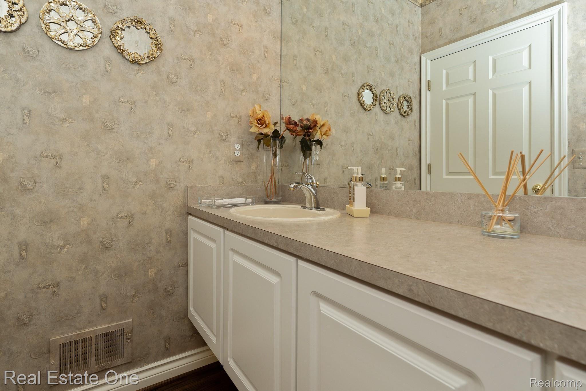 1562 Elcroft Court Rochester, MI 48307 - Photo 12 of 71 Elcroft MLS-W105.jpg