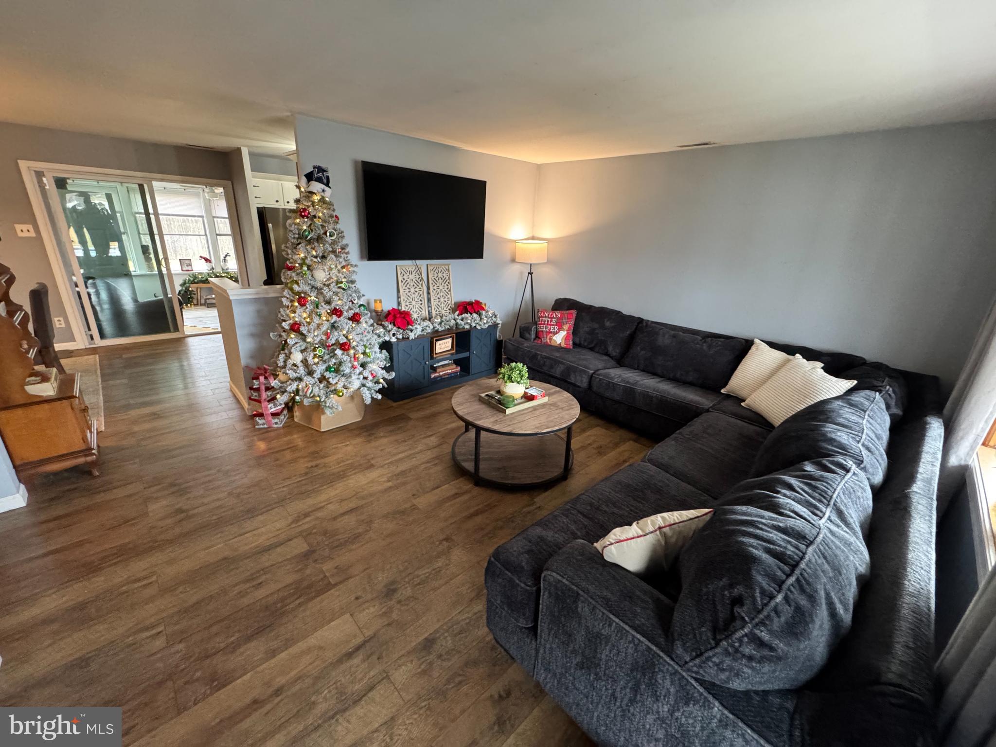 802 Dunbury Road Fairless Hills, PA 19030 - Photo 4 of 27 Livingroom