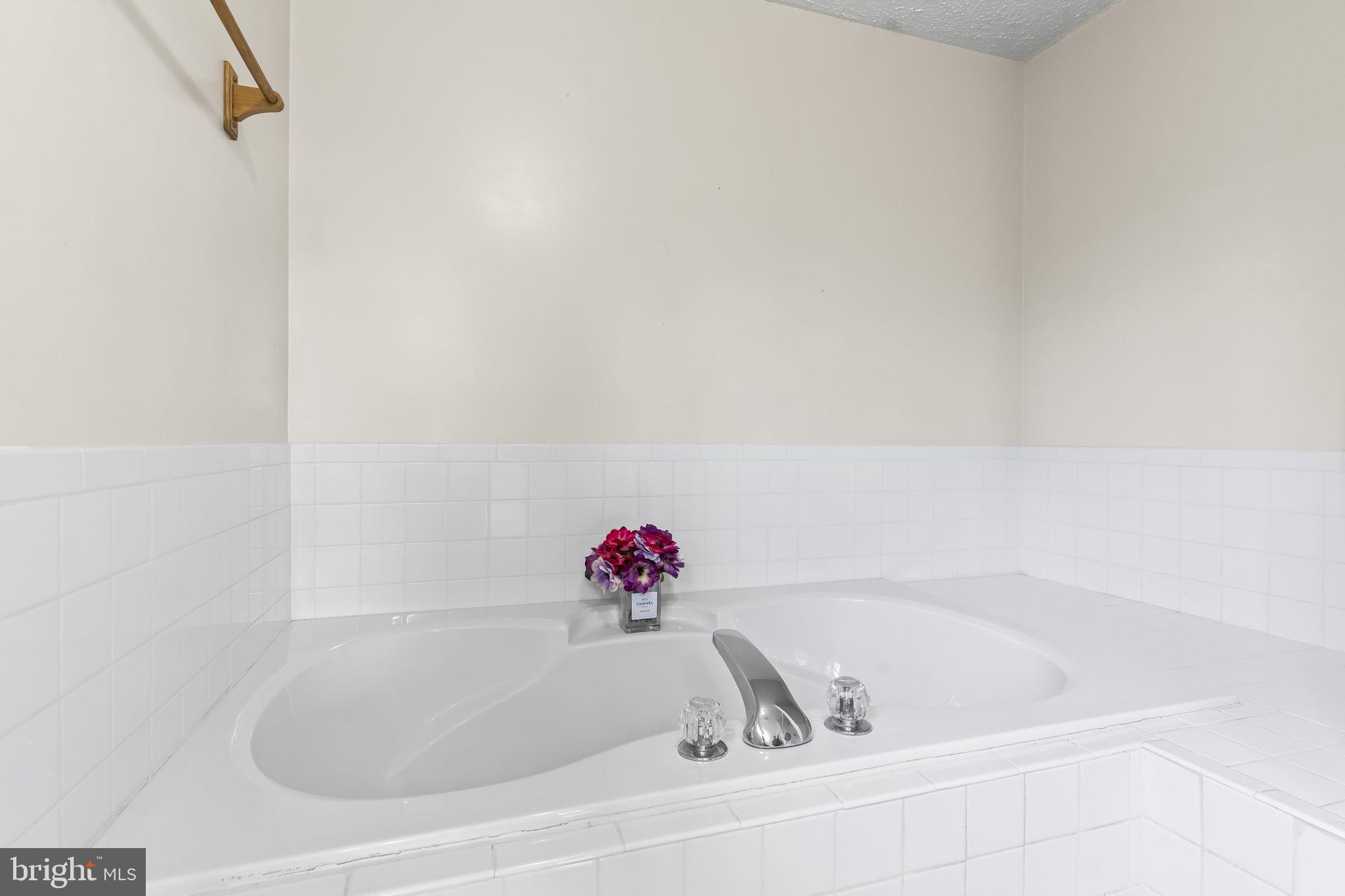 9400 Penns Hill Road La Plata, MD 20646 - Photo 24 of 39 a bathroom with a tub