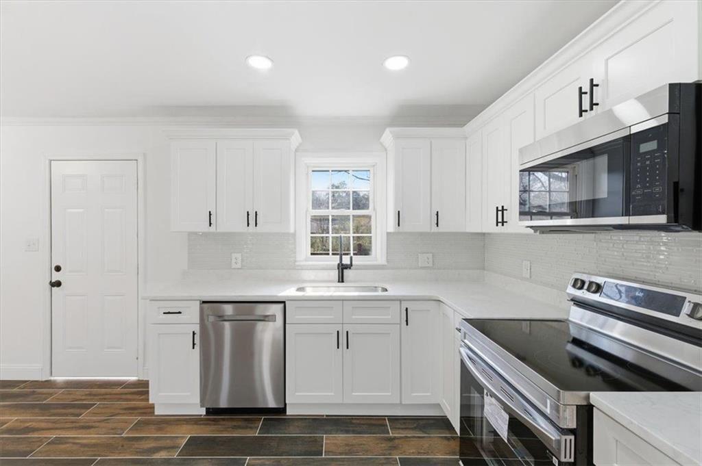 130 Malone Drive Rome, GA 30165 - Photo 10 of 45 a kitchen with stainless steel appliances granite countertop a sink and a stove
