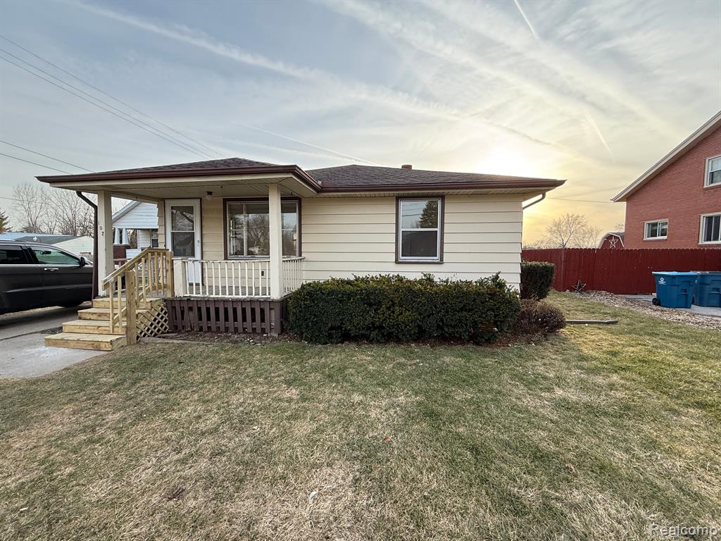 102 North Tuscola Road Bay City, MI 48708 - Photo 2 of 21