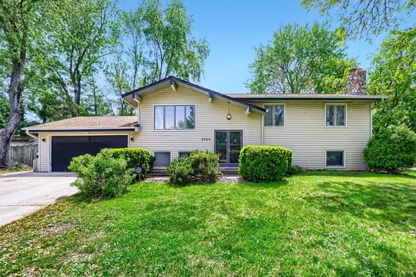$394,000 | 2284 Standridge Avenue East, Maplewood, MN 55109