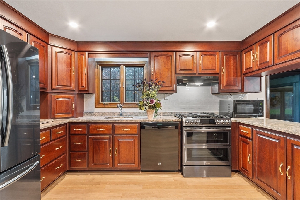 114 Stonecleave Road North Andover, MA 01845 - Photo 4 of 35 Gallery Image 4