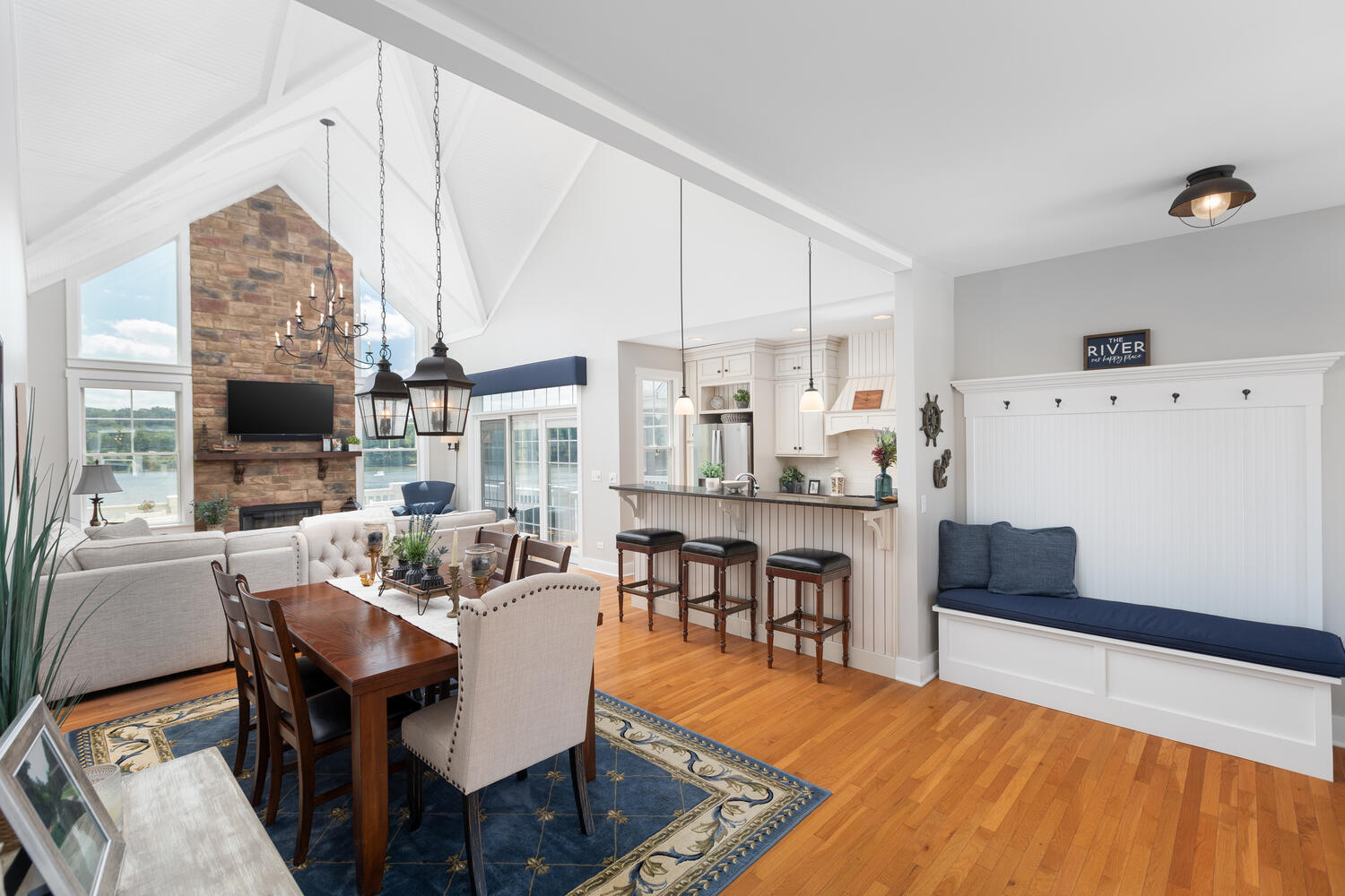 5 Windward Way Ottawa, IL 61350 - Photo 19 of 50 a living room with furniture and a large window