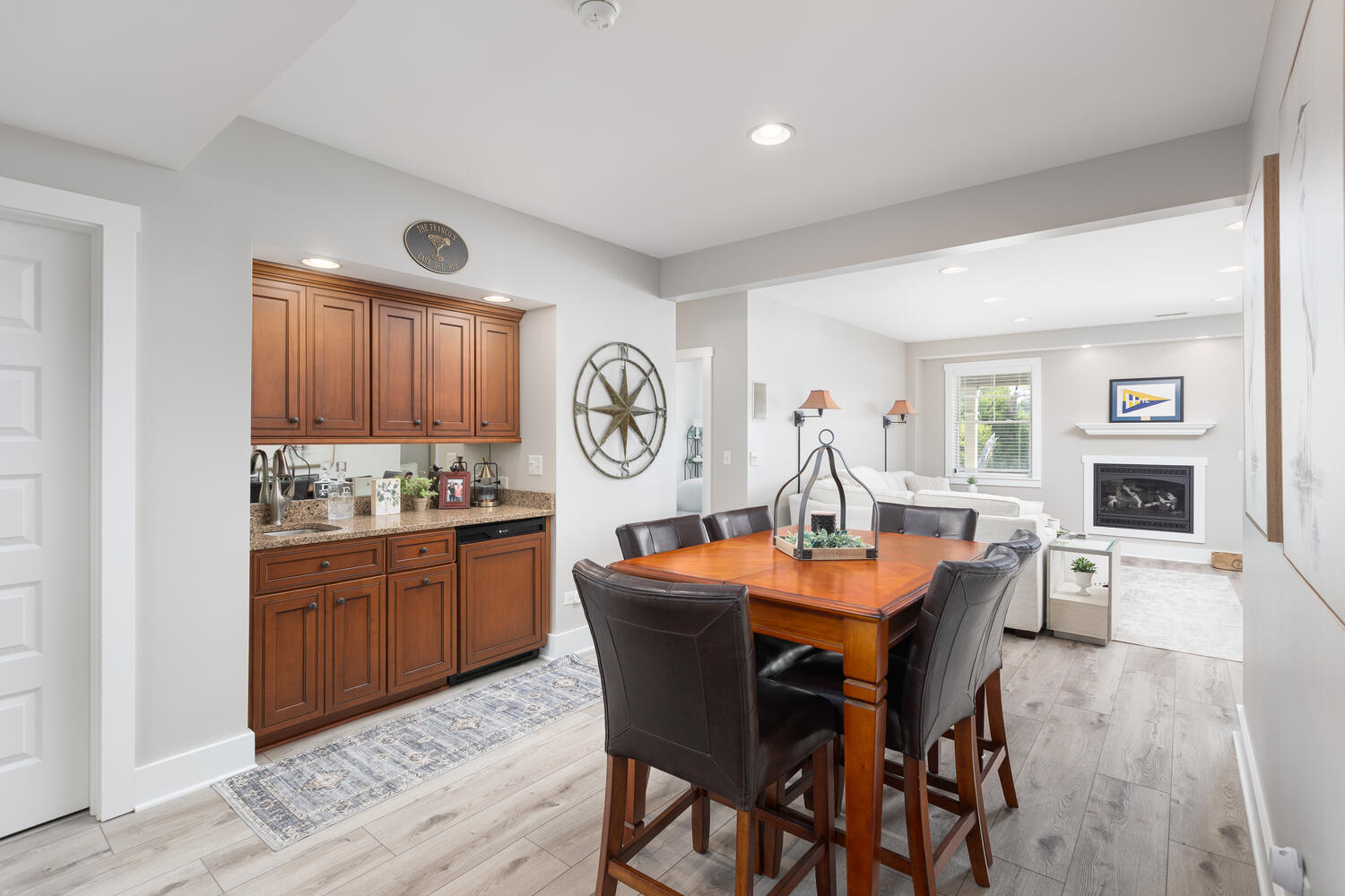 5 Windward Way Ottawa, IL 61350 - Photo 44 of 50 a dining room with granite countertop a table chairs and a stove