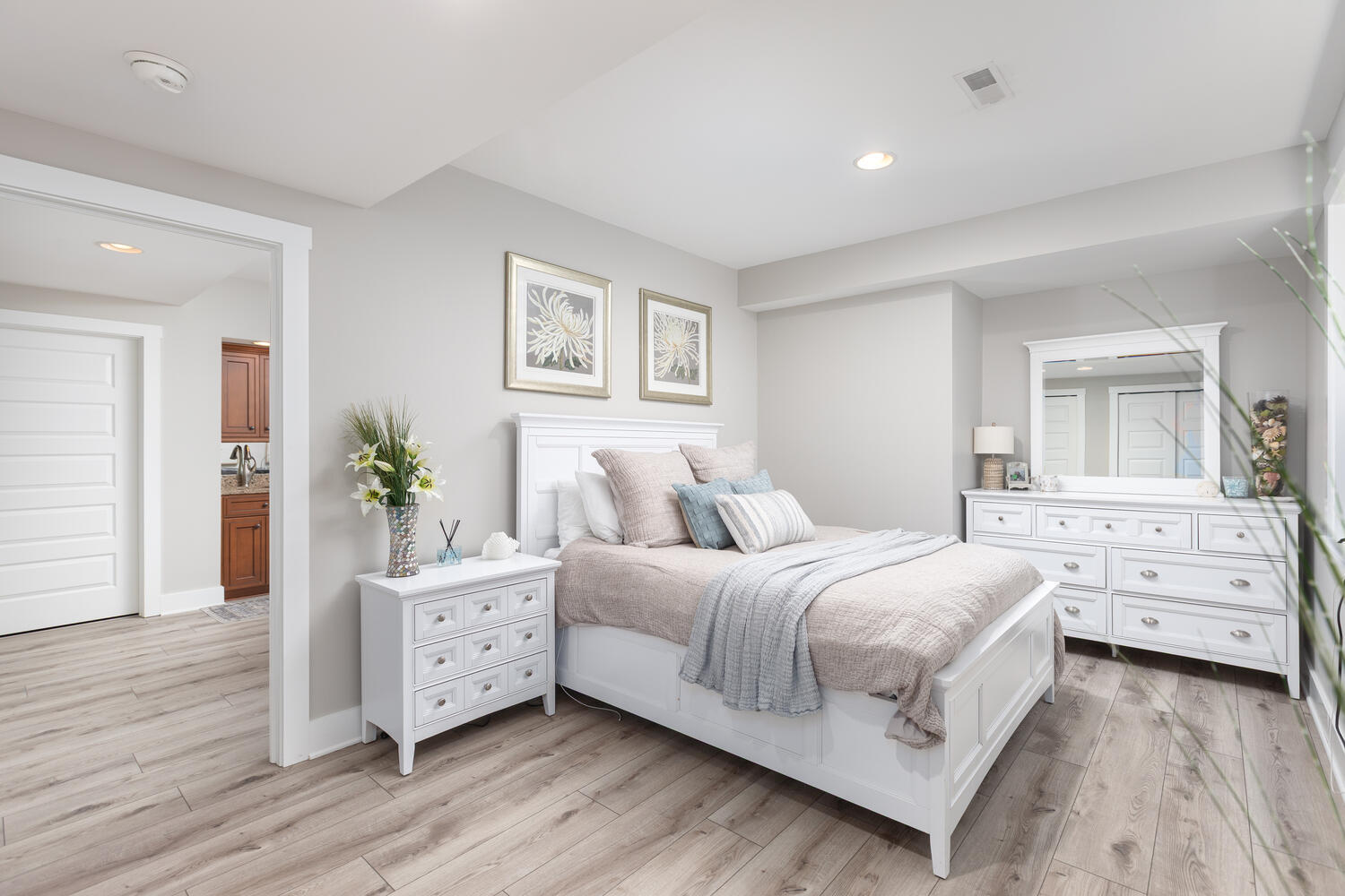 5 Windward Way Ottawa, IL 61350 - Photo 47 of 50 a bedroom with a bed and a window