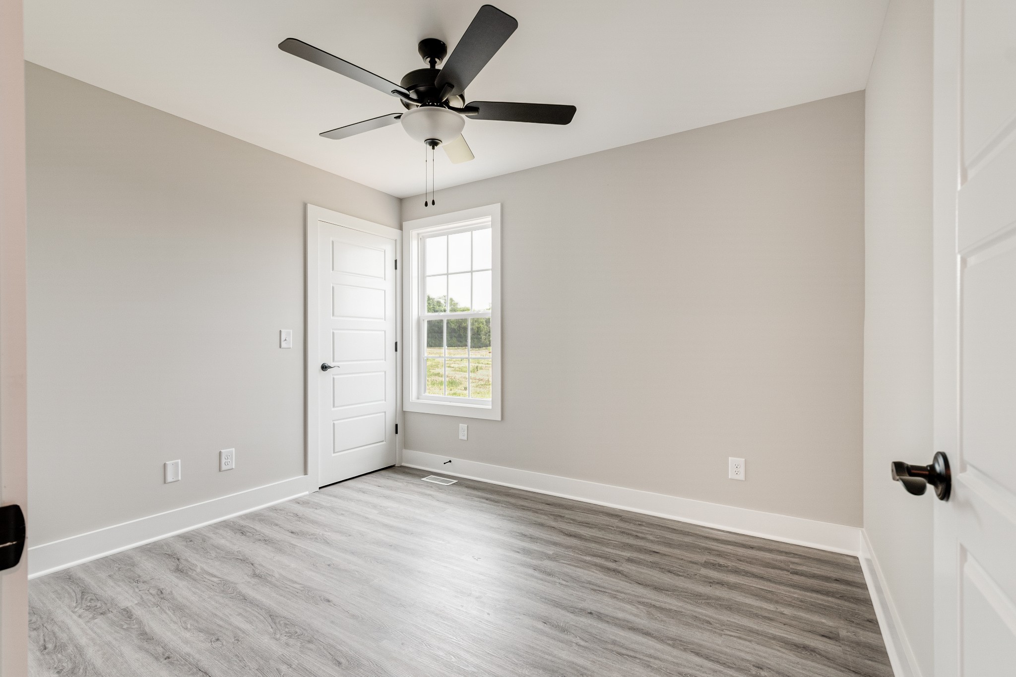 916 Butler Bridge Road Portland, TN 37148 - Photo 23 of 26 an empty room with a window and a ceiling fan